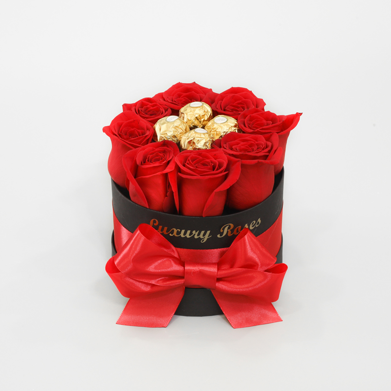 Okrúhly čierny box XS Ferrero Rocher so živými ružami