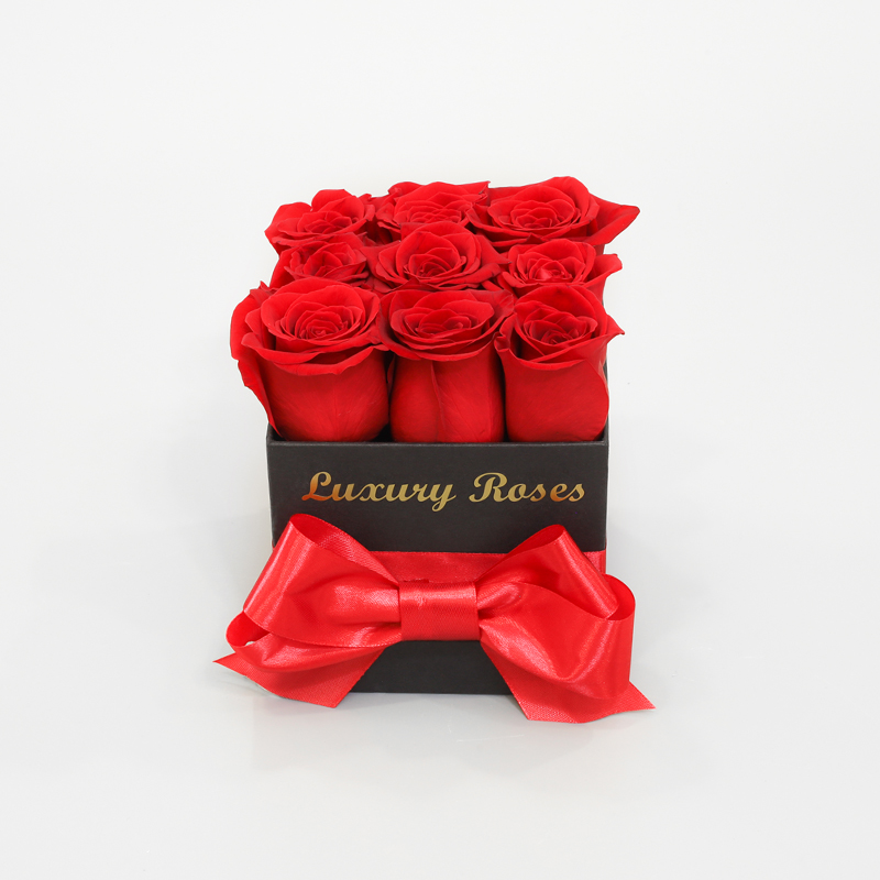 Luxusný hranatý čierny box S so živými červenými ružami