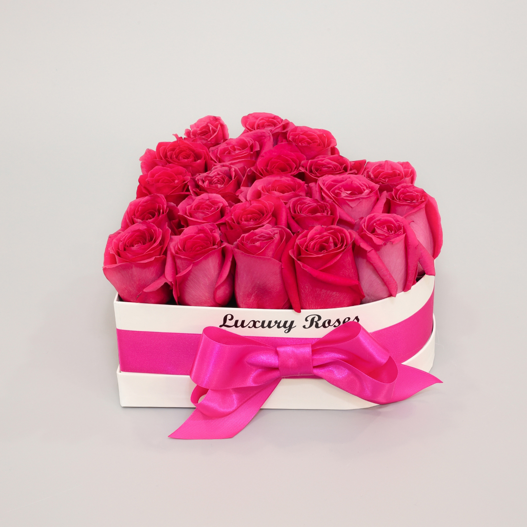 Luxusný biely box srdce so živými ružovými  ružami
