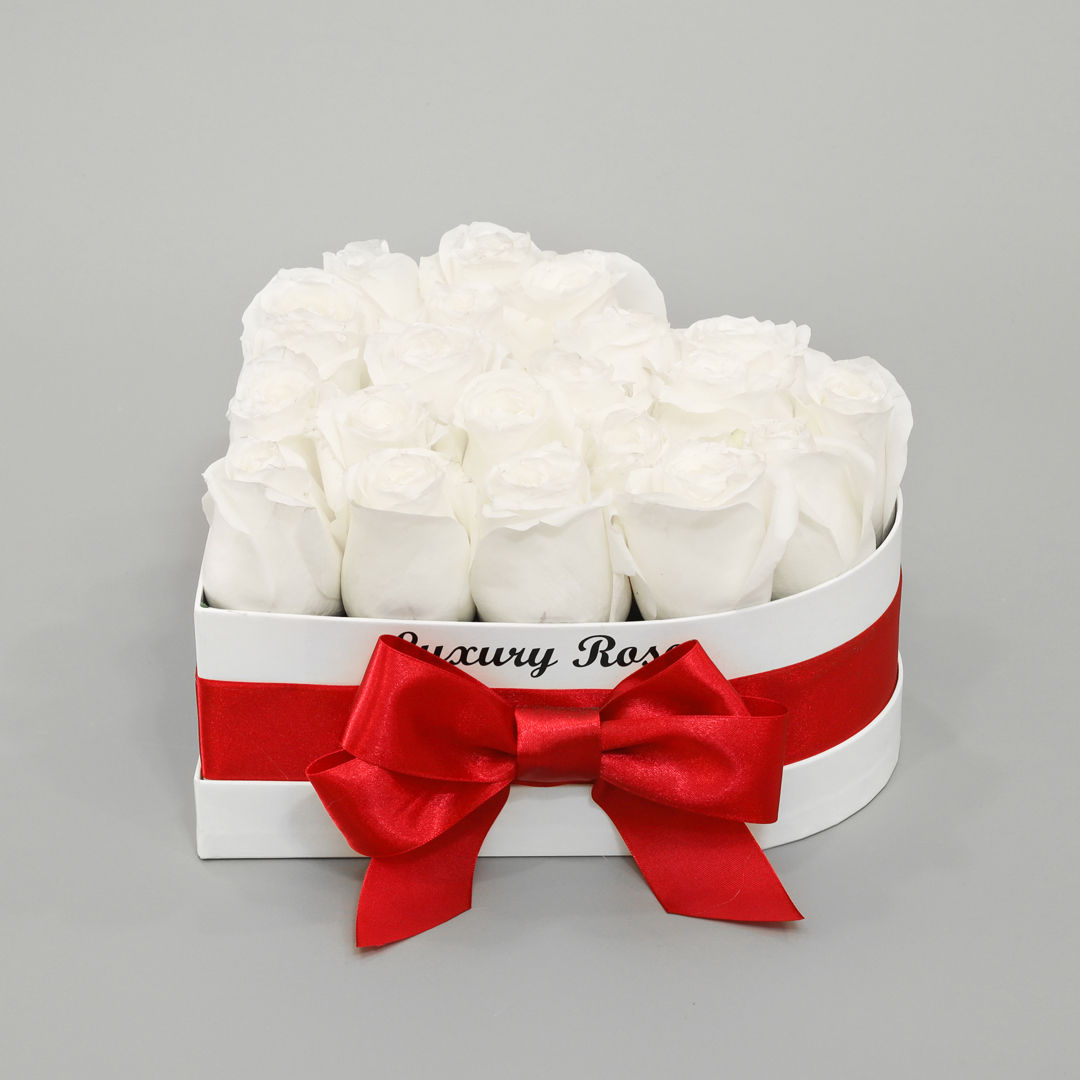 Luxusný biely box srdce so živými bielymi ružami