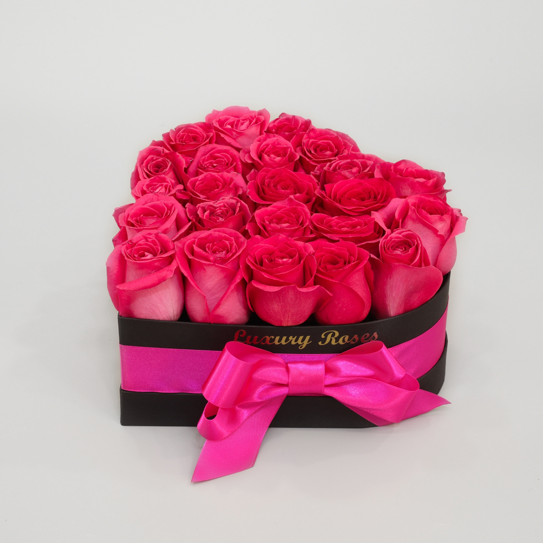 Luxusný čierny box srdce so živými ružovými ružami