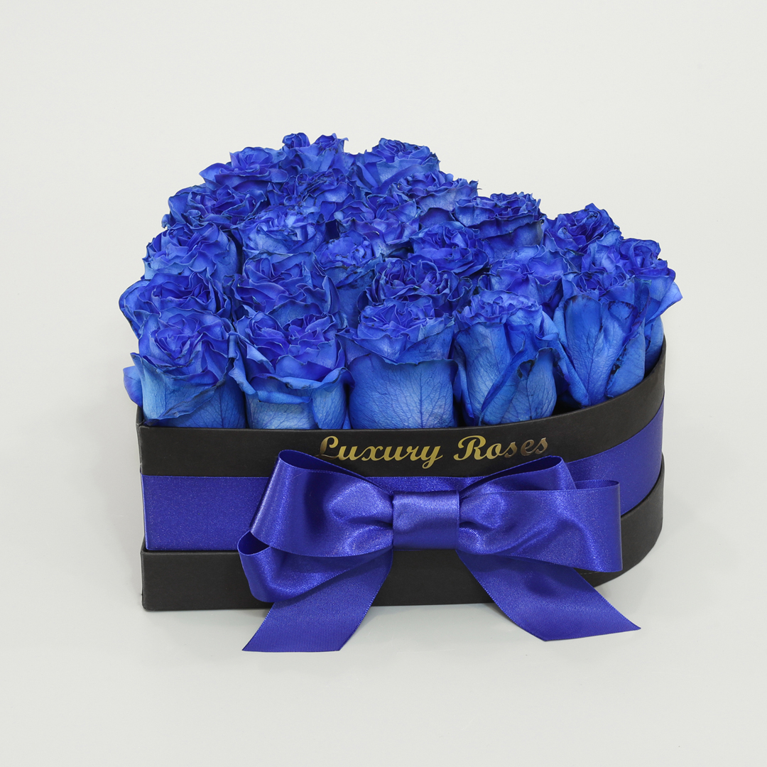 Luxusný čierny box srdce so živými modrými ružami