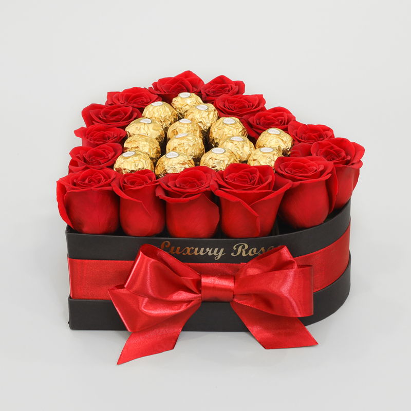 Luxusný čierny box srdce Ferrero Rocher so živými ružami