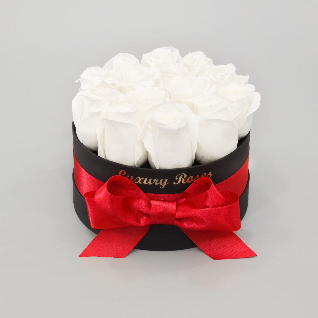 Luxusný okrúhly čierny box S so živými bielymi ružami