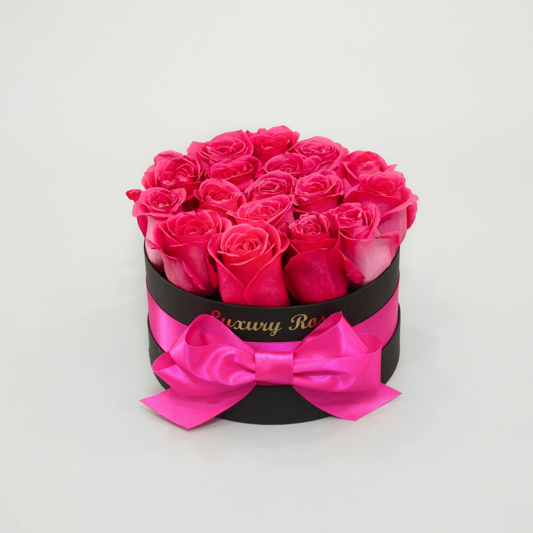 Luxusný okrúhly čierny box S so živými ružovými ružami