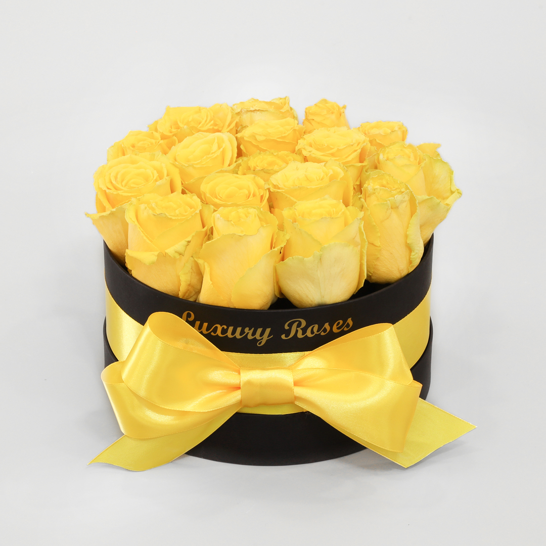 Luxusný okrúhly čierny box S so živými žltými ružami