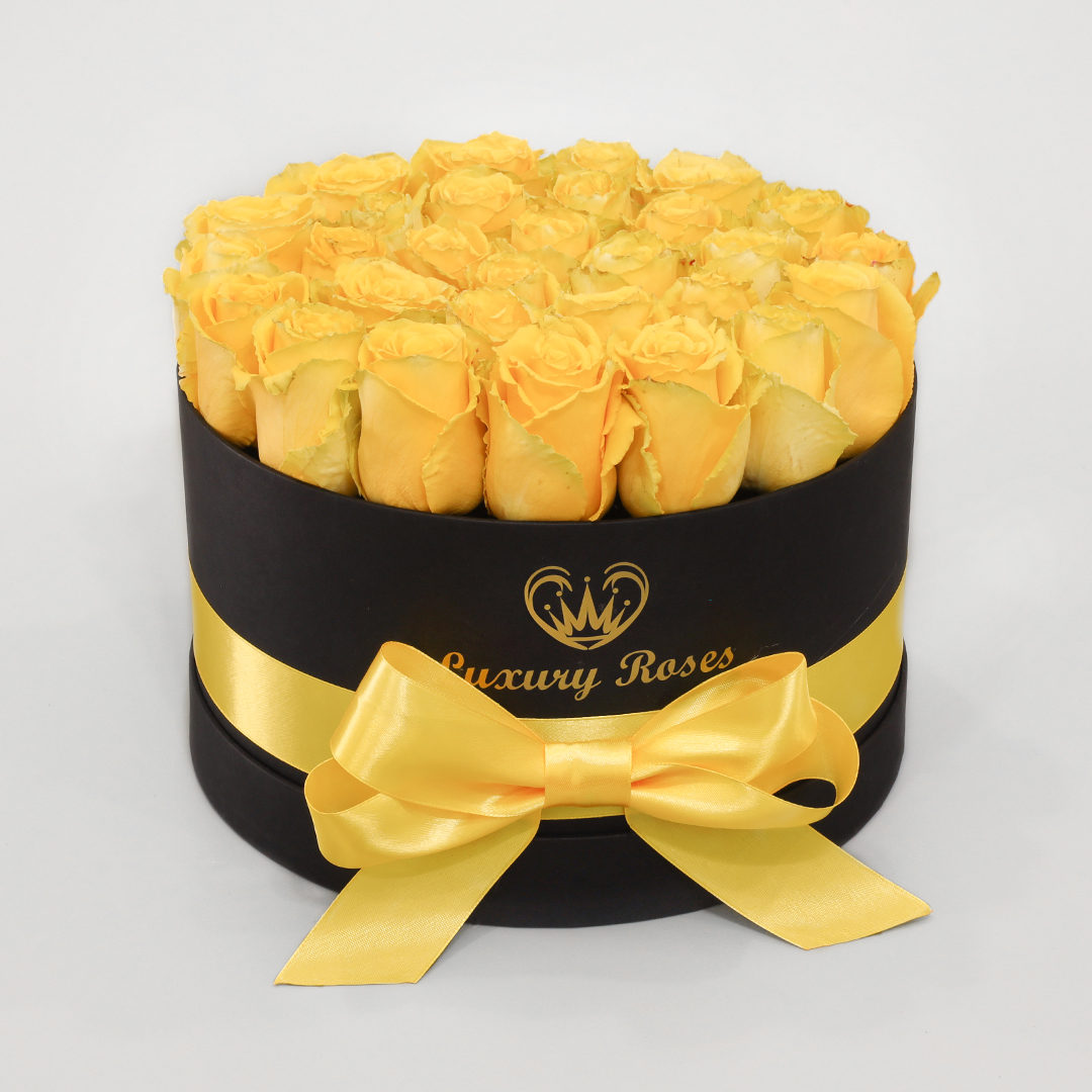 Luxusný okrúhly čierny box M so živými žltými ružami