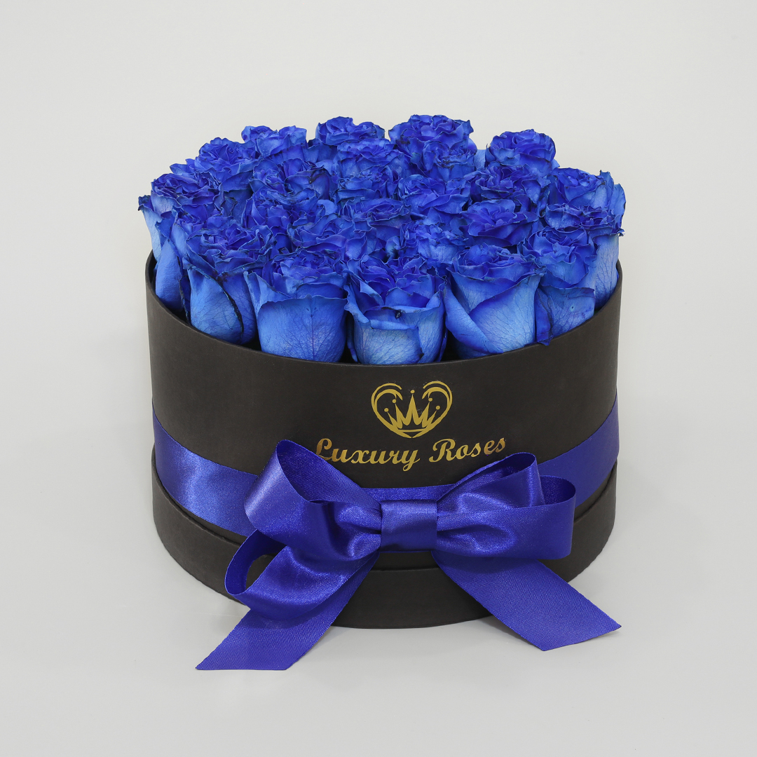 Luxusný okrúhly čierny box M so živými modrými ružami