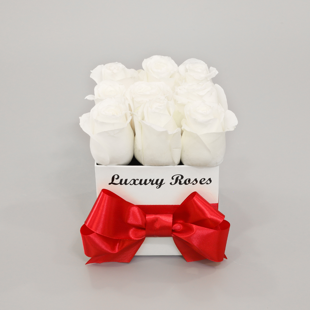 Luxusný hranatý biely box S so živými bielymi ružami