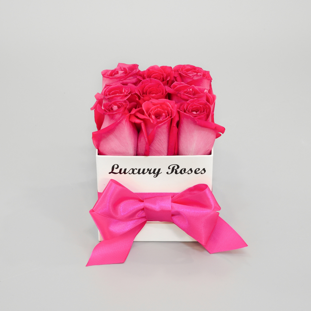 Luxusný hranatý biely box S so živými ružovými ružami