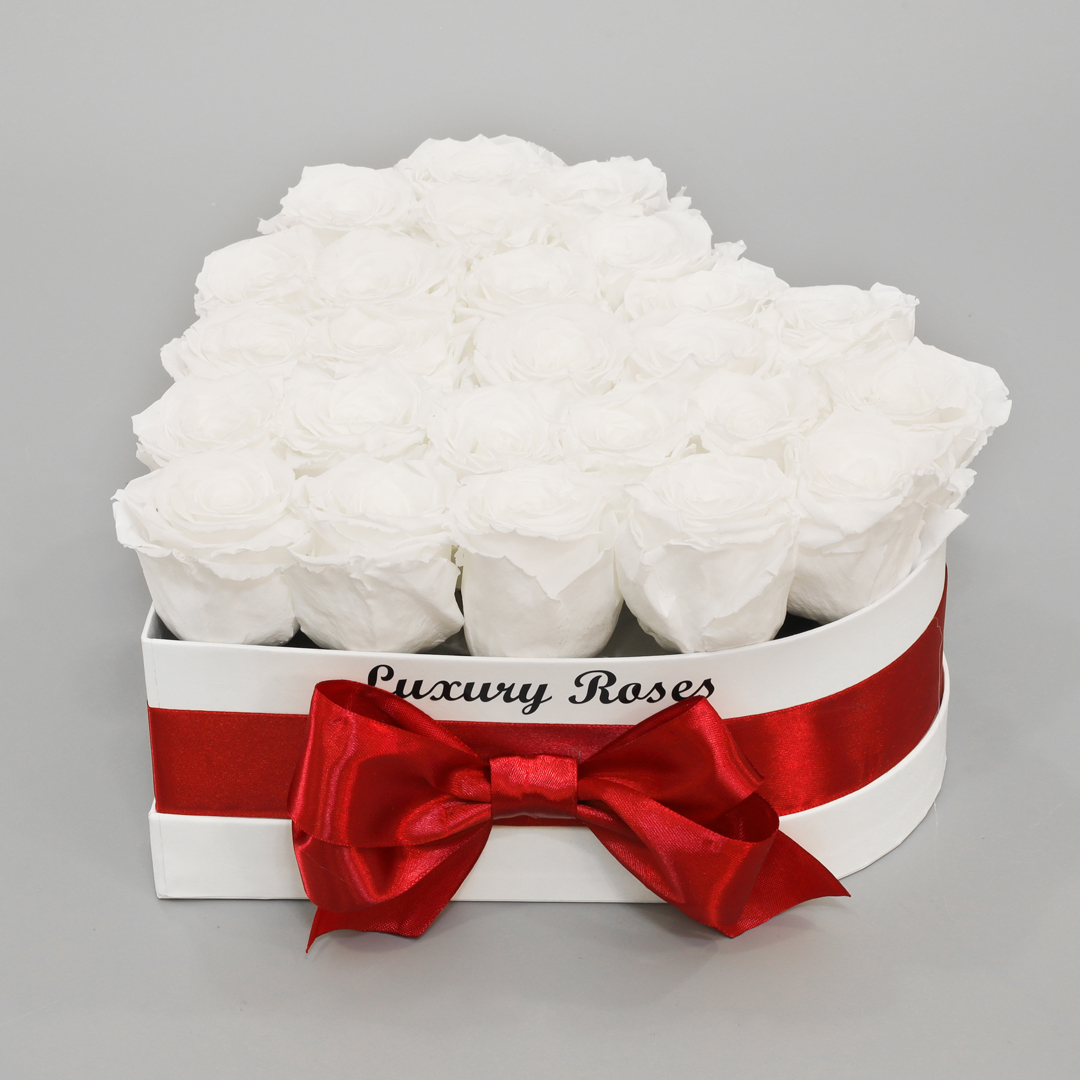 Luxusný biely box srdce s trvácnymi bielymi ružami