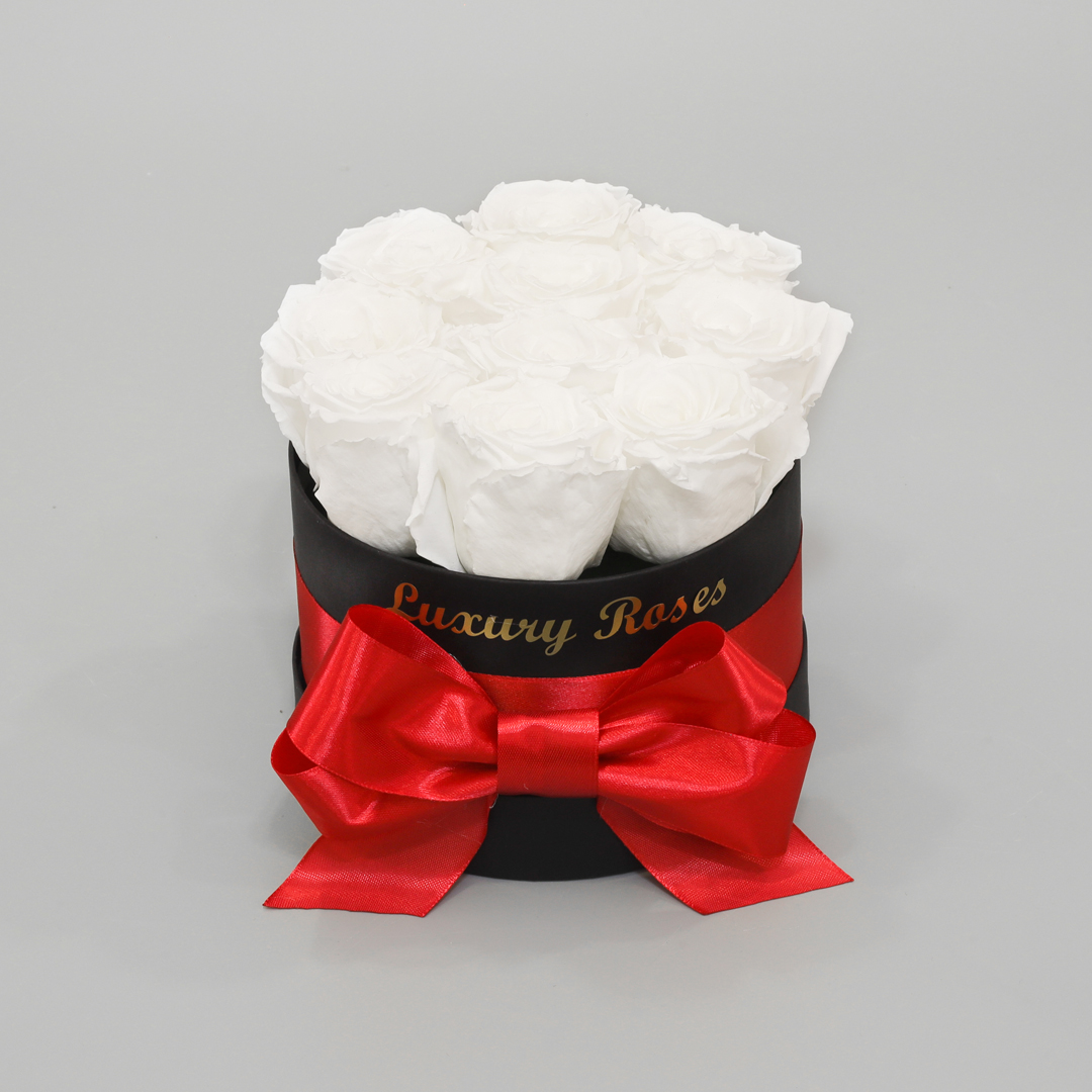 Luxusný okrúhly čierny box XS s trvácnymi bielymi ružami