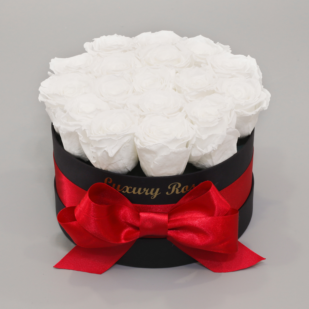 Luxusný okrúhly čierny box S s trvácnymi bielymi ružami