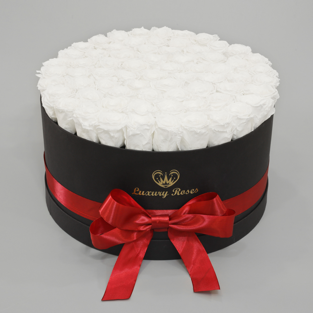 Luxusný okrúhly čierny box XL s trvácnymi bielymi ružami