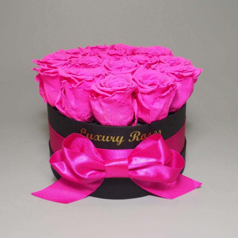 Luxusný okrúhly čierny box S s trvácnymi cyklámenovými ružami