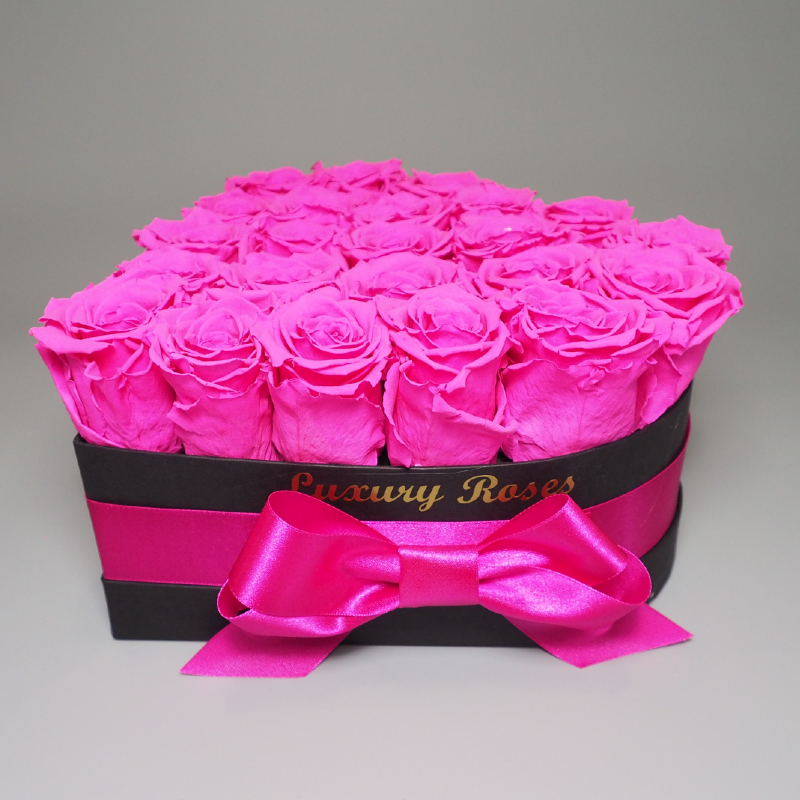 Luxusný čierny box srdce s trvácnymi cyklámenovými ružami