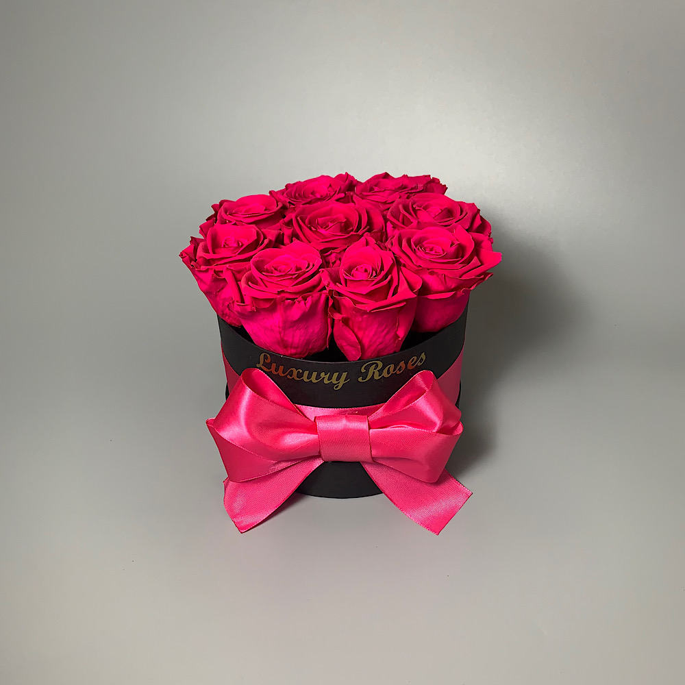 Luxusný okrúhly čierny box XS s trvácnymi cyklámenovými ružami