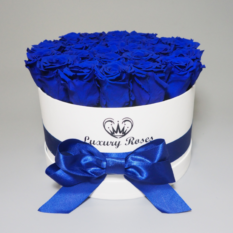 Luxusný okrúhly biely box M s trvácnymi modrými ružami