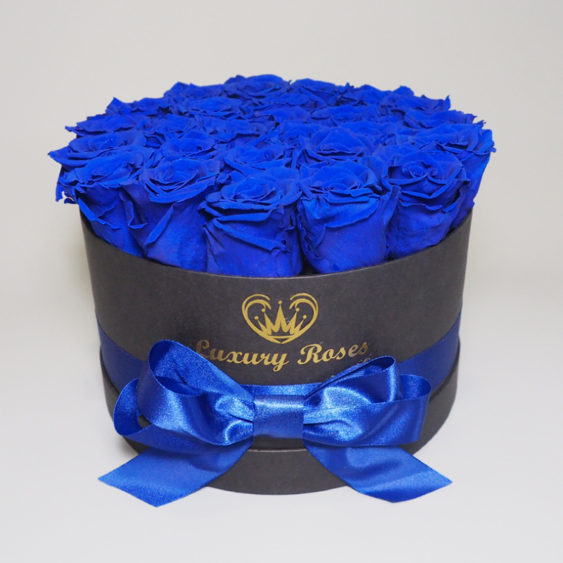 Luxusný okrúhly čierny box M s trvácnymi modrými ružami