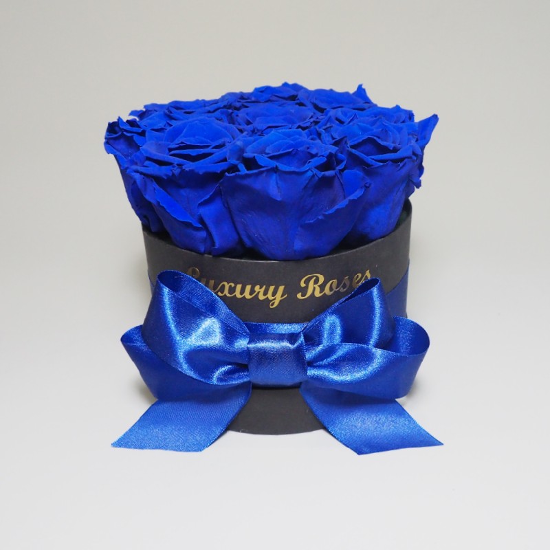 Luxusný okrúhly čierny box XS s trvácnymi modrými ružami