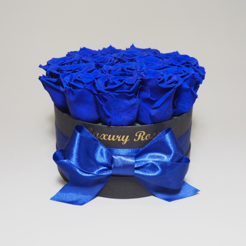 Luxusný okrúhly čierny box S s trvácnymi modrými ružami