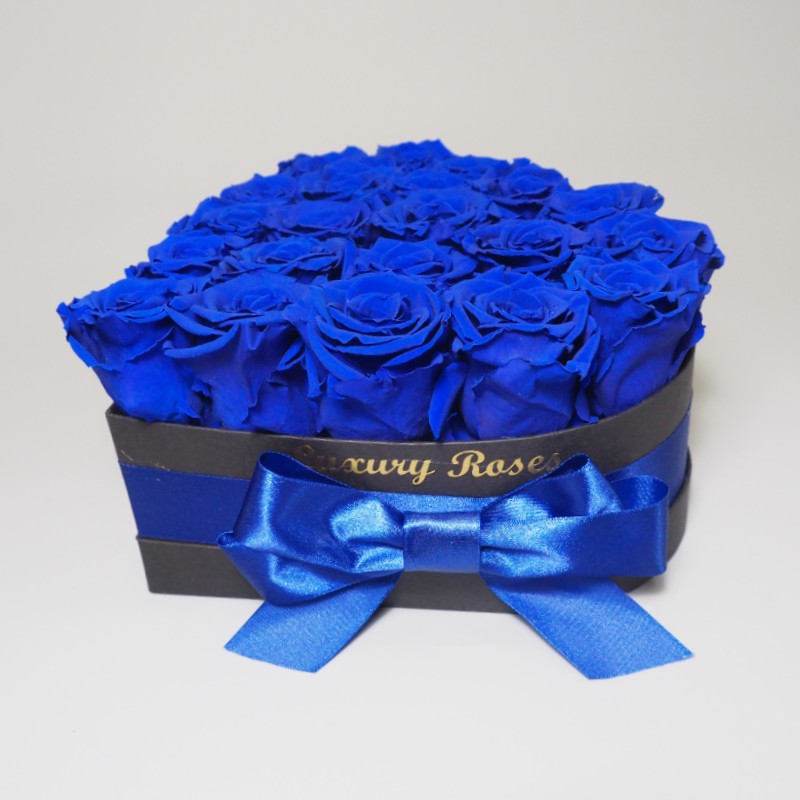 Luxusný čierny box srdce s trvácnymi modrými ružami