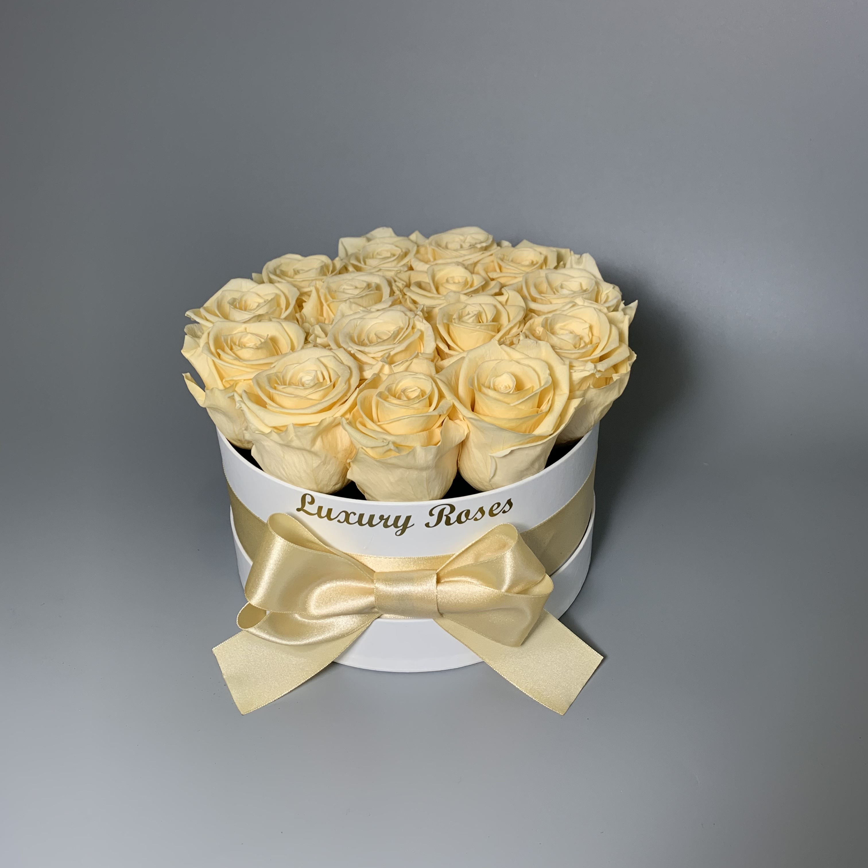 Luxusný okrúhly biely box S s trvácnymi champagne ružami