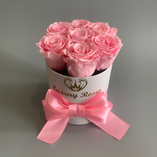 Luxusný okrúhly biely XXS box s trvácnymi ružovými ružami